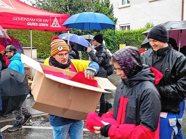 Die Beschäftigten von ZF gehen auf die Straße, um ihre Solidarität mit den Mitarbeitern zu zeigen, die ihren Arbeitsplatz verlieren werden