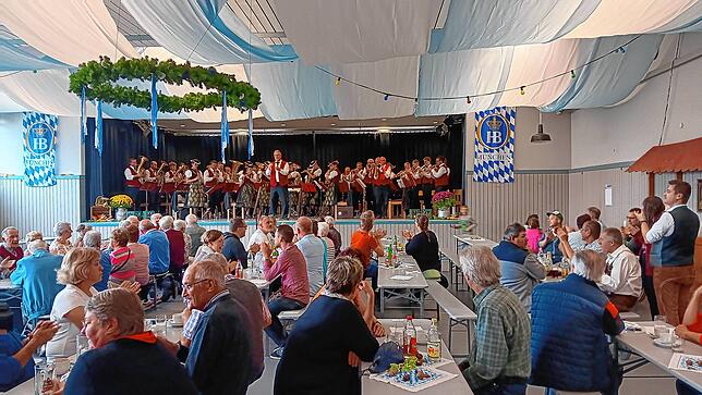 Die Trachtenkapelle aus Breitnau hat es geschafft, die vielen Gäste beim Oktoberfest in der Dangstetter Halle zu überraschen.