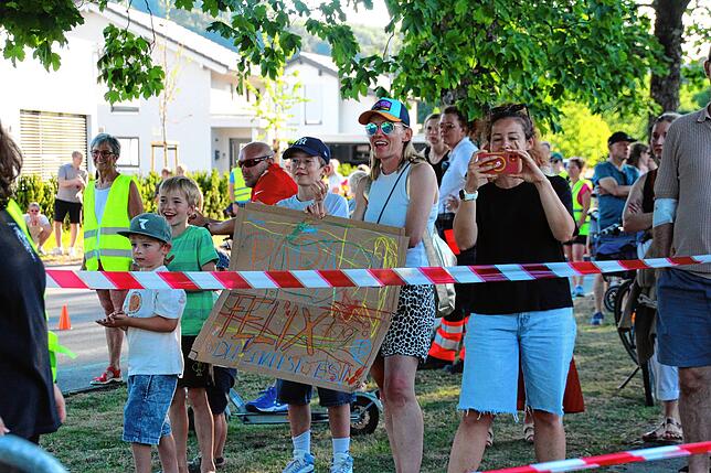 Mit selbstgebastelten Plakaten und guten Zurufen verfolgten die Zuschauer gebannt die Sportler entlang der Strecke.