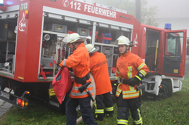 Die Abteilung Niedergebisbach-Hornberg war zuerst am Brandort und begann mit der Menschenrettung und dem Löschangriff.