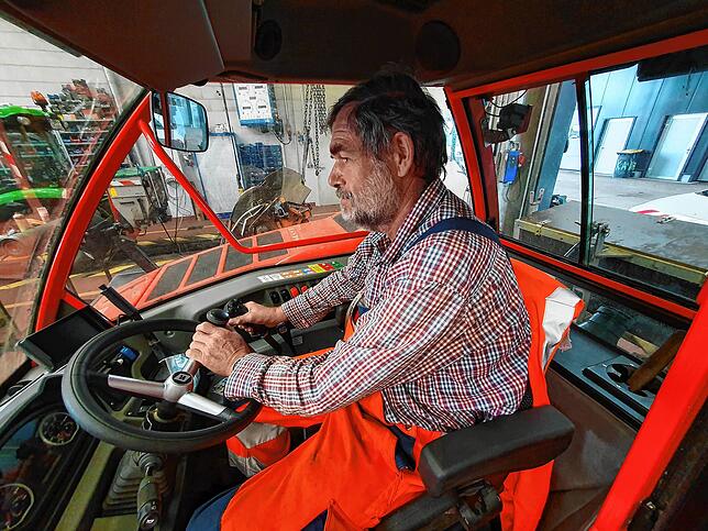Bernd Glatz sitzt normalerweise in einem Unimog-Führerstand, wenn er von Mai bis November Wiesenränder, Uferbereiche und Straßenränder ...