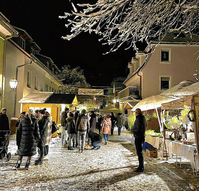 Nach Sonnenuntergang verwandelte sich der Weihnachtsmarkt in ein wortwörtliches Lichtermeer.