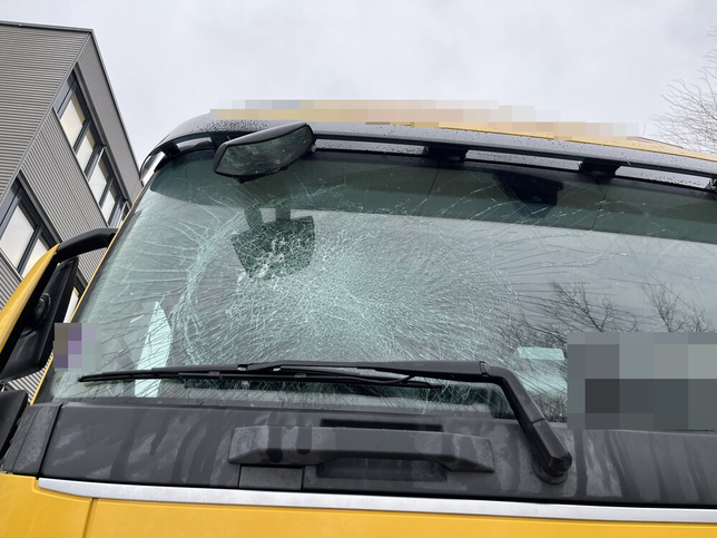 Die Frontscheibe ist von einer Eisscholle eines vorausfahrenden Fahrzeugs demoliert worden.