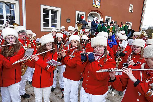 Die Zunftkapelle heizt den versammelten Mäschgerle während der Erstürmung von Garnison und Rathaus in Stetten am kalten Markt tüchtig ein.