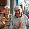 Anne und Lugui Pesaro vor dem Fenster, durch das sie ihr frisch und eigens produziertes Eis verkaufen.