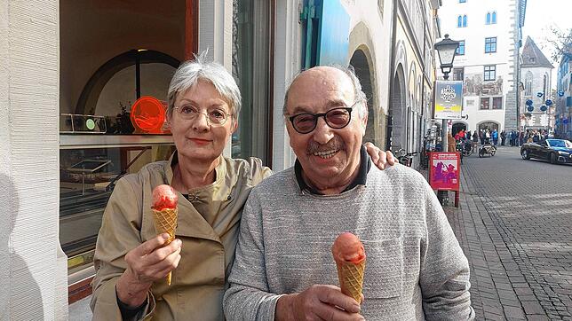 Anne und Lugui Pesaro vor dem Fenster, durch das sie ihr frisch und eigens produziertes Eis verkaufen.