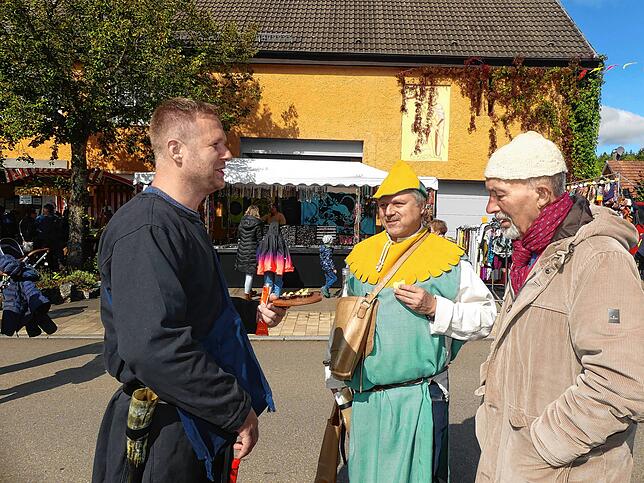 Bürgermeister Stephan Frickinger (links) war als Säckelmeister gemeinsam mit Christoph Möhrle auf dem Wildensteiner Jahrmarkt unterwegs. ...