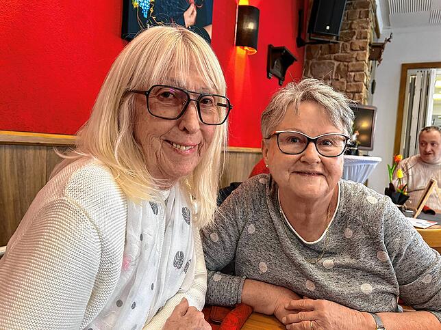 Die Freundinnen Christina Erjautz und Andrea Kreuz (von links) freuen sich über den Mittagstisch in Gemeinschaft.