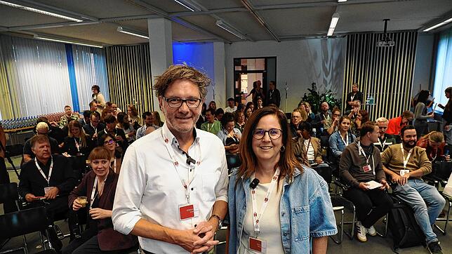 Sie freuen sich über zahlreiche Teilnehmende und auf viele gute Ideen, wie Redaktionen mit dem immer höheren Veränderungstempo am besten ...