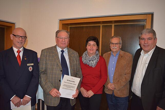 Nahmen für das Ehepaar Irma und Gabor Jakab die Ehrung entgegen (von links): Arnim Zumstein, Gerhard Merkle, Angelica Keller, Helmut ...