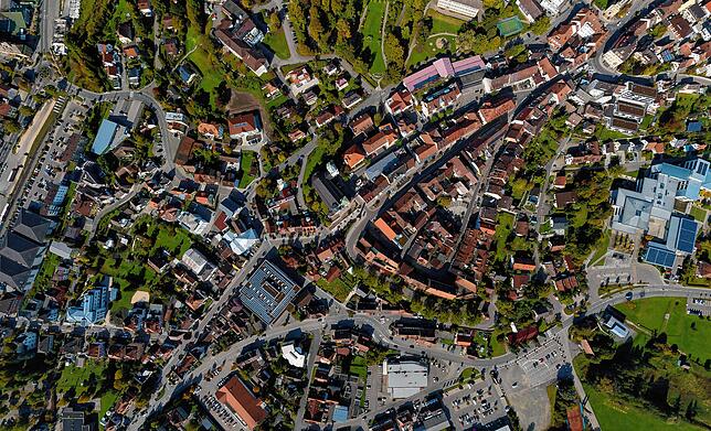 Rechts ist das Schulzentrum mit Gymnasium und Realschule.