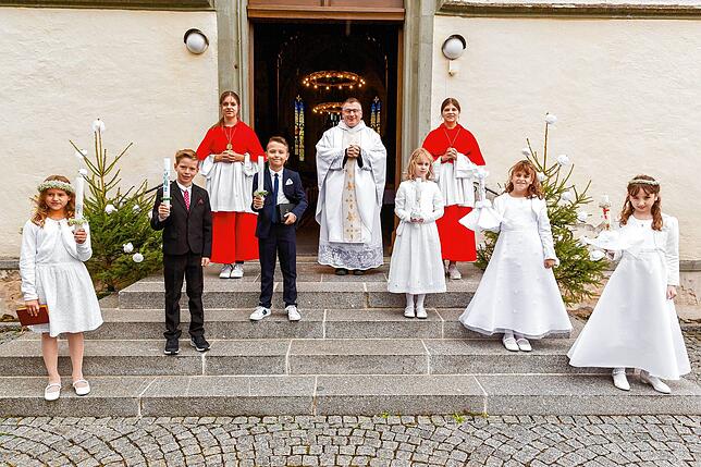 Kirchengemeinde Hohenfels: Am 26. September erhielten sechs Kinder aus den Talgemeinden Seelfingen und Winterspüren in der Kirche in ...