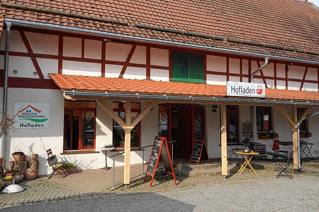 An dem Fenster links können Kunden des Rengoldshauser Hofladens auch ohne Masken Waren entgegen nehmen.