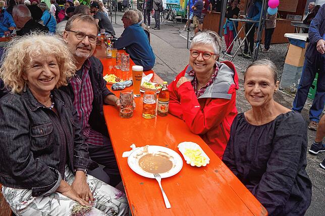 Marlies Piper, Josef Mayer-Wolf, Susanne Wolf und Ulrike Fuchs treffen sich gerne mit anderen Leuten auf dem Herbstfest.