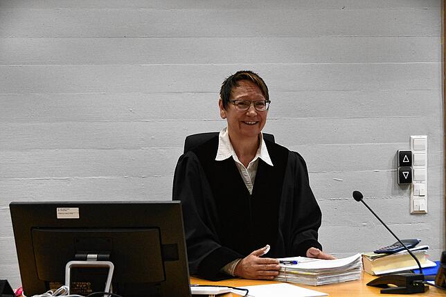 Rechtspflegerin Elke Grießmayer vom Singener Amtsgericht mit ihrem Aktenstapel.