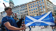 Schottische Fans feiern ihre Tartan Army, wie die Nationalelf genannt wird.
