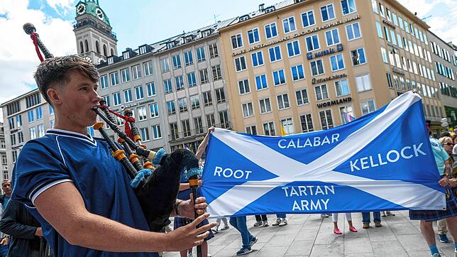 Schottische Fans feiern ihre Tartan Army, wie die Nationalelf genannt wird.