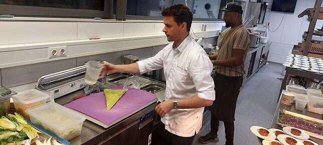 Küchenchef Christian Dierich und Koch Vinoth Chanthirakumar bei der Arbeit.