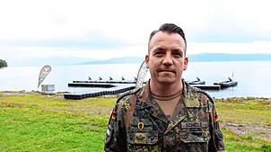 Für Hauptfeldwebel Marc Scheele ist es der 94. Fallschirmsprung.