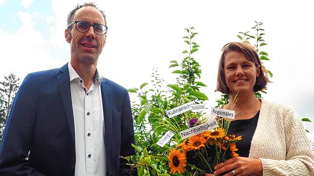 Die Umweltbeauftragte der Stadt, Michaela Schramm, und Bürgermeister Frank Harsch laden zum Ökomarkt mit Oktoberle nach Engen ein.