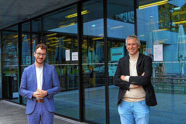 Matthias Eckmann (links) und Jan Söffner freuen sich über das aktuelle Campusleben und die Lehre in Präsenz.