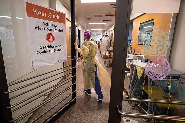 In Kliniken müssen Besucher weiterhin Maske tragen und einen negativen Test vorweisen.