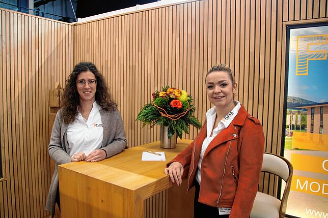 Mona Maurer, Leiterin des Bemusterungszentrums, und Saskia Struck, Assistentin der Geschäftsleitung, von der Firma Fluck Holzbau in ...