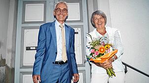 Bürgermeister Jürgen Stukle gratuliert Magdalena Adamski-Tümmers zu ihrer Wahl im Ortschaftsrat zur Ortsvorsteherin. In der ...