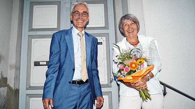 Bürgermeister Jürgen Stukle gratuliert Magdalena Adamski-Tümmers zu ihrer Wahl im Ortschaftsrat zur Ortsvorsteherin. In der ...