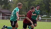 Stefan Neininger (Mittel) will in dieser Szene gleich zwei Kappelern enteilen. Kai Ellenberger (links) und Kai Bommer versuchen jedoch ...