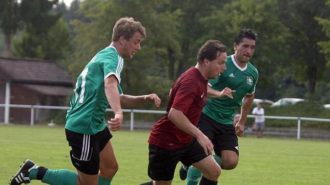Stefan Neininger (Mittel) will in dieser Szene gleich zwei Kappelern enteilen. Kai Ellenberger (links) und Kai Bommer versuchen jedoch ...