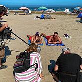 Das Ergebnis der Dreharbeiten, hier am Strand, haben die beiden Protagonisten selbst noch nicht gesehen. Ausstrahlung ist am Montag, 9. ...