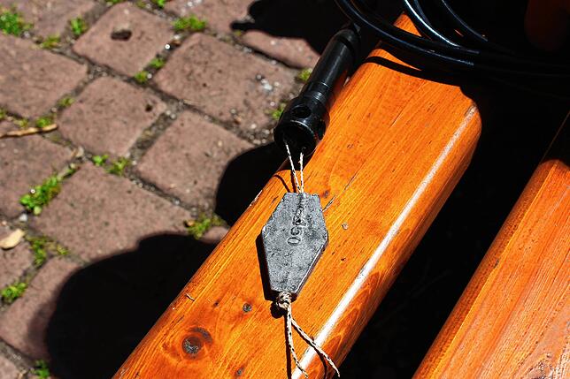 So sieht der Fühler des Messgeräts aus. Das Gewicht dient dabei aber nur zum Absenken im Wasser.