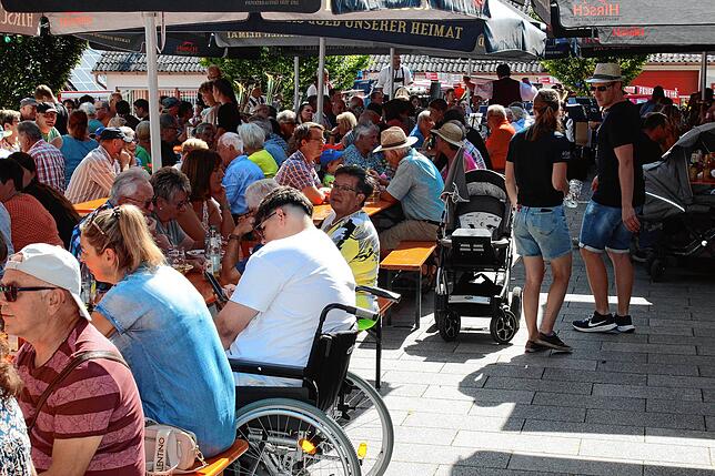 Zahlreiche Besucher kamen zu den Feierlichkeiten anlässlich des 150-jährigen Bestehens der Freiwilligen Feuerwehr von Schwandorf.
