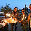 Eine Torte mit Wunderkerzen zum 30-Jährigen der IG Singen-Süd (von links): Singen-Süd-Vorsitzender Dirk Oehle und der zweite Vorsitzende ...