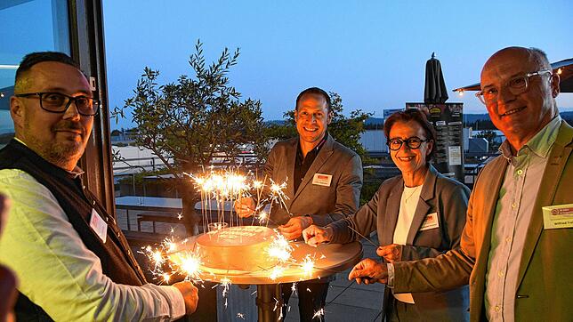 Eine Torte mit Wunderkerzen zum 30-Jährigen der IG Singen-Süd (von links): Singen-Süd-Vorsitzender Dirk Oehle und der zweite Vorsitzende ...