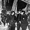 Feuerwehrleute und Wehrmachtsangehörige in den Trümmern des Saals des Münchner Bürgerbräukellers am 9. November 1939. Die ...