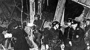 Feuerwehrleute und Wehrmachtsangehörige in den Trümmern des Saals des Münchner Bürgerbräukellers am 9. November 1939. Die ...