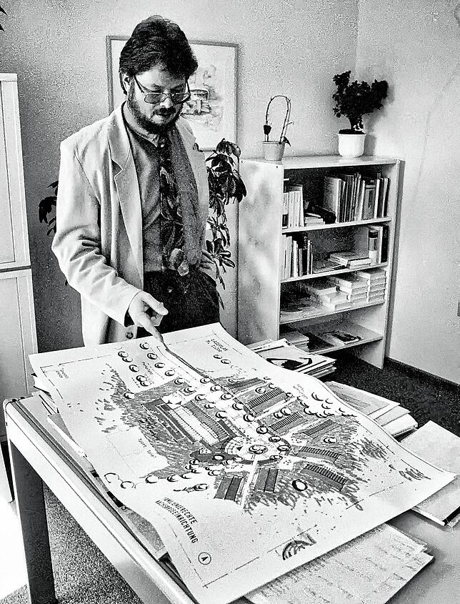 Im Büro der Stiftung im Abbruchhaus am Rössleplatz in Furtwangen zeigt Roland Wehrle im Jahr 1994 den ersten Plan zum Bau der ...