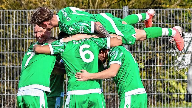 Partystimmung pur: Nach zuletzt vier Spielen mit nur einem Punktgewinn setzte sich der SV Herten überraschend deutlich mit 7:2 gegen den ...