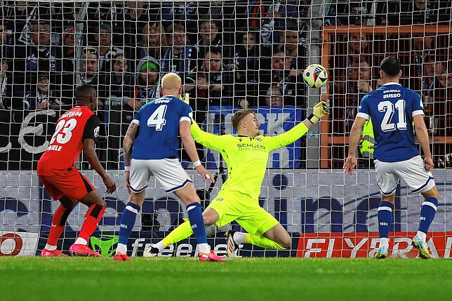 Bielefelds Torhüter Jonas Kersken kann den Schuß von Leverkusens Jonathan Tah (nicht im Bild ) nicht halten und kassiert das 0:1.