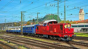 Ausfahrt des Museumsbahn-Zuges, bespannt mit der Bm 6/6, einer sechsachsigen Diesellokomotive, die von den Schweizerischen Bundesbahnen ...