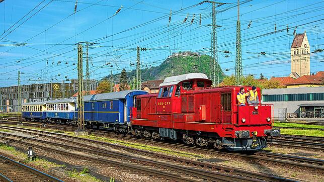 Ausfahrt des Museumsbahn-Zuges, bespannt mit der Bm 6/6, einer sechsachsigen Diesellokomotive, die von den Schweizerischen Bundesbahnen ...