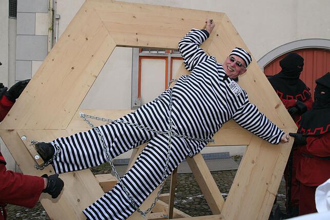 2009 hing Klaus Danner beim Narrengericht Tiengen selbst am Rad.
