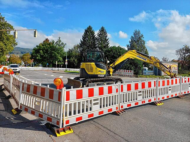 Die Baustelle am Bahnübergang ist eingerichtet, ein großes Areal von der Gutenbergstraße bis in die Eisenbahnstraße ist komplett ...