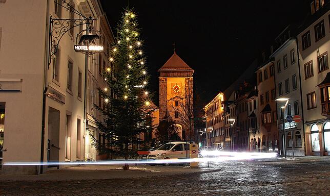 Innig geliebt für einen idyllischen Stadtbummel: Villingens Weihnachtsbeleuchtung kann trotz Energiekrise auch 2022 erstrahlen. Die ...