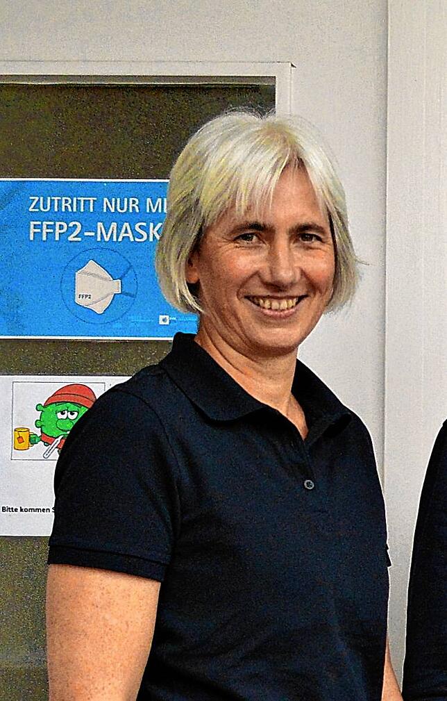 Karoline Ambraß vor der Praxis in Salem im vergangenen Jahr.