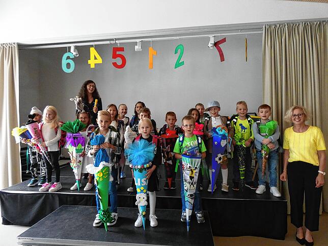 16 Kinder sind in die Klasse 1a der Albbrucker Gemeinschaftsschule eingeschult worden. Klassenlehrerin ist Juliane Ripp (links). Rechts ...