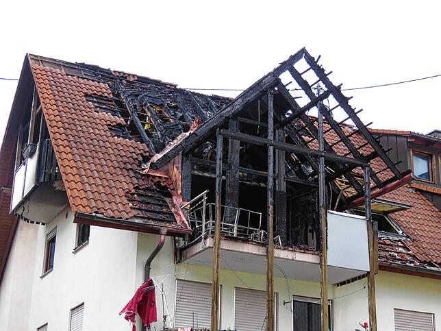 Der Dachstuhl des Geisinger Wohnhauses ist komplett ausgebrannt.