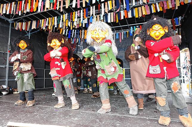Bild 29: Schmotziger Dunschtig 2024: Mäschgerle aller Generationen feiern auf der Marktstätte